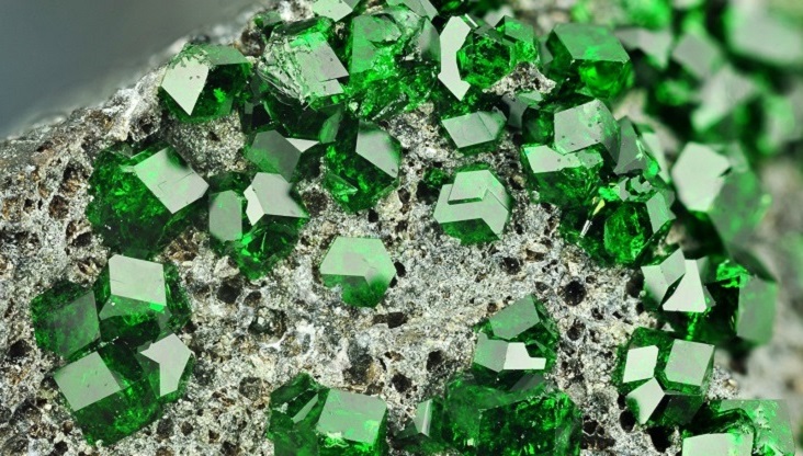 Khai thác đá emerald