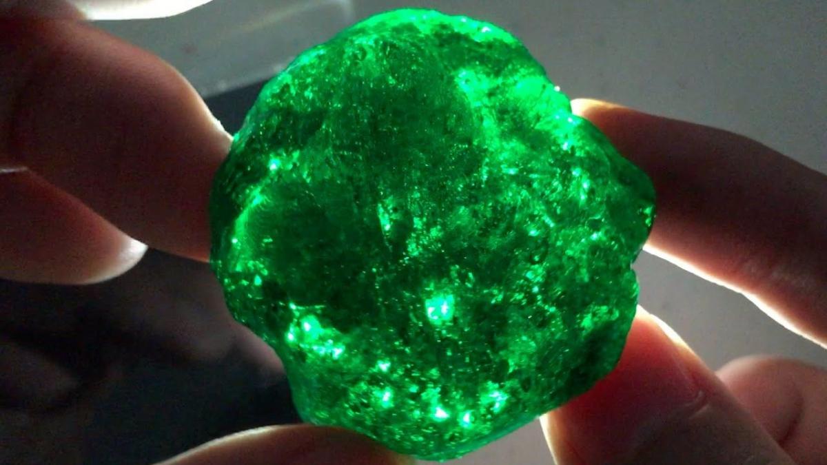 Màu sắc đá Emerald