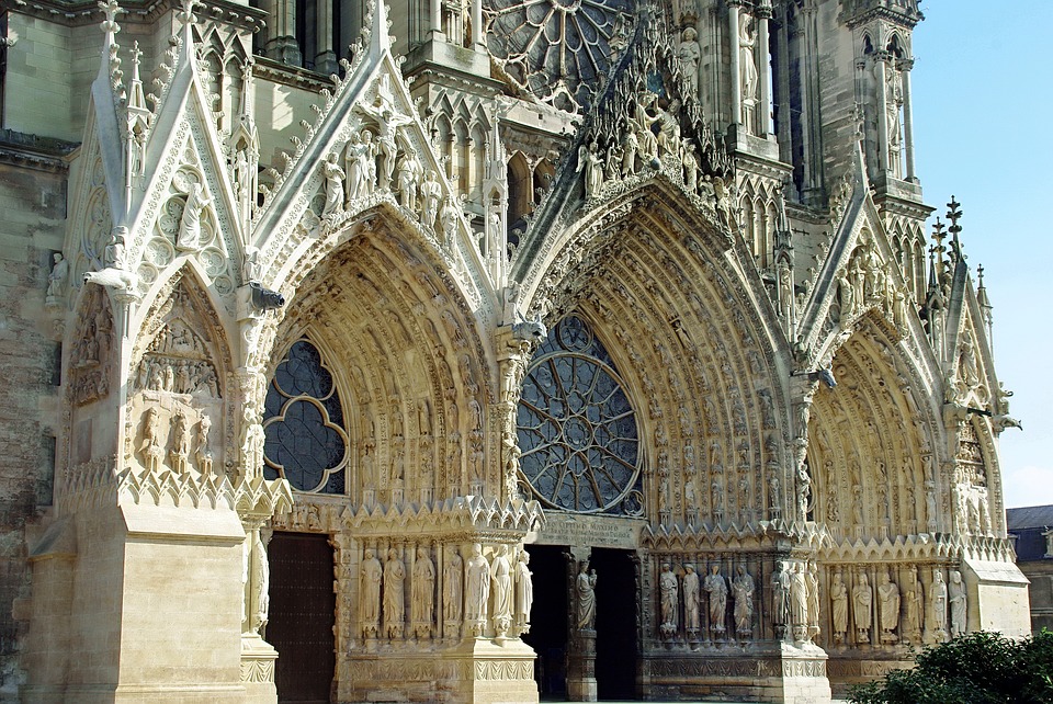 Cổng vòm nhọn kiến trúc Gothic